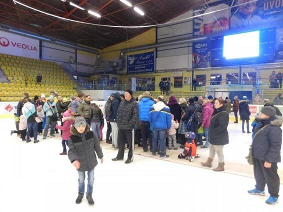 Mikuláš na ledě - 3. 12._2018 :: Základní škola Želatovská, Přerov