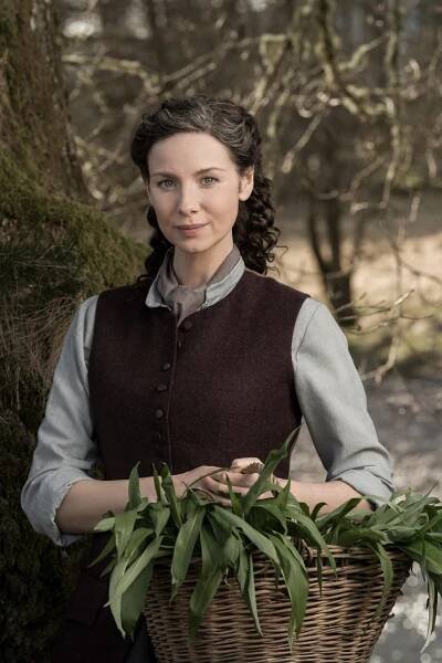 outlander-season-6-caitriona-balfe-as-claire-fraser-380x570-3529ef5dbec07222059b388dc75dbcf3.jpg