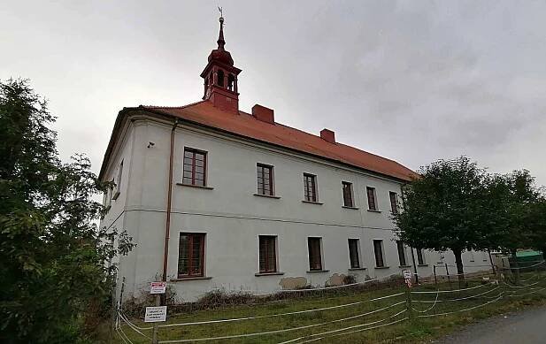 Zámek je dominantou Blšan u Loun. Kvůli navezené zemině se v obci konalo místní referendum. Majitel zámku svůj záměr vysvětluje na informační desce na návsi.