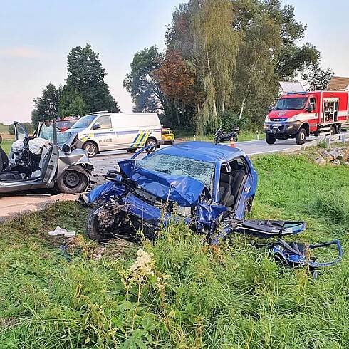 U nehody mezi Českým Krumlovem a Českými Budějovicemi zemřeli tři lidé. (24....