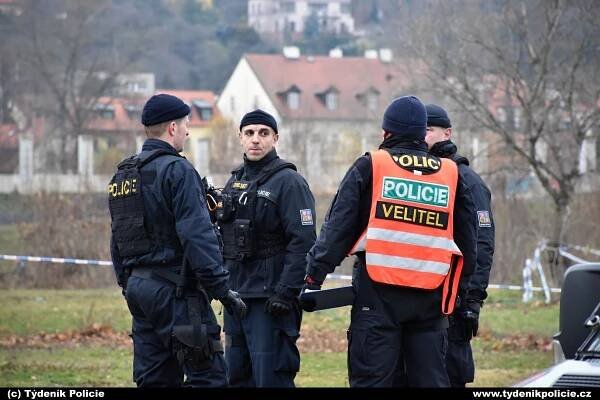 V Praze se zřítila lávka pro pěší mezi Trojou a Císařským ostrovem | Týdeník Policie
