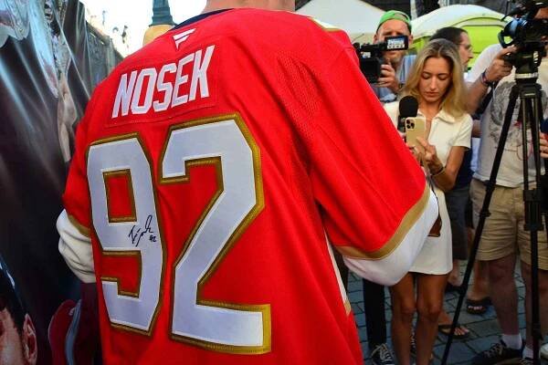Na pardubickém pernštýnském náměstí přivez hokejista Tomáš Nosek legendární  pohár pro vítěze nejslavnější hokejové soutěže světa NHL.