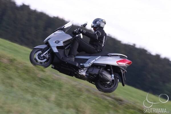 Kymco MyRoad 700i ABS – švihák lázeňský – Skutrmania