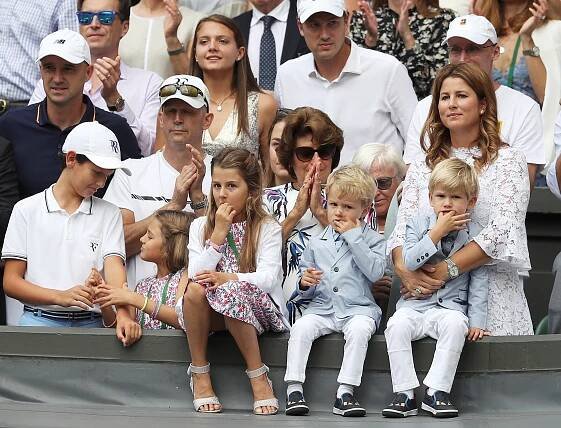 Děti Rogera Federera sledují, jak tatínek přebírá... | iROZHLAS - spolehlivé zprávy