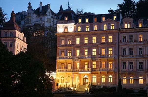4* relaxace v Karlových Varech: polopenze, wellness a procedury