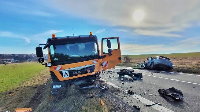 Tragická nehoda na Bruntálsku: Řidič vjel na rovném úseku do protisměru a srazil se s náklaďákem