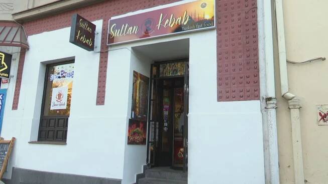 Antisemitismus v Plzni. Židé chtějí zabít Ježíše, hlásaly plakáty na prodejně kebabu
