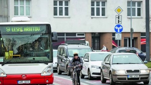 V pruzích pro autobusy MHD v Praze budou moci nově jezdit skútry a motorky - Novinky