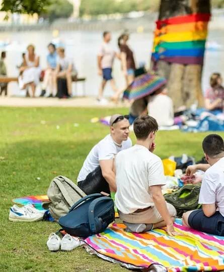 Z Budapešti až na Letnou. Rekordní účast na evropských Pridech je reakcí na rostoucí snahy o umlčení LGBT+ lidí.
