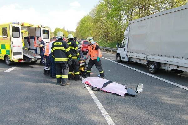 Vážná nehoda čtyř vozidel se stala na silnici E55 u Poříčí nad Sázavou