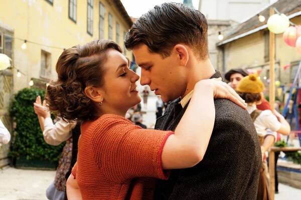 Trafikant - Z filmu - Emma Drogunova, Simon Morzé