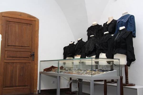 Prachatické muzeum vrací návštěvníky na přelom 19. a 20. století. Nová výstava se zaměřuje na jihočeskou secesní módu