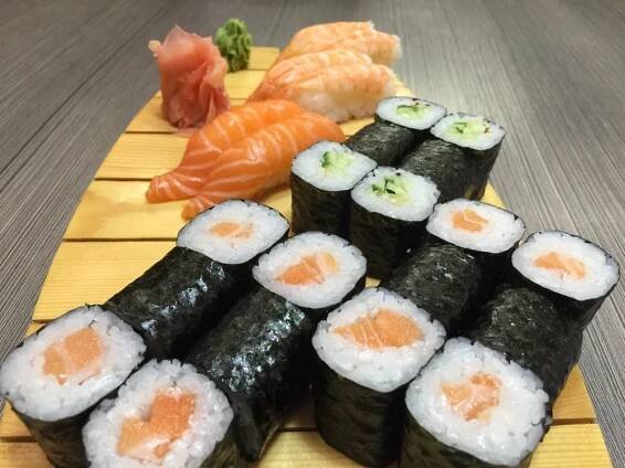 Running sushi nebo sushi sety z podniku Ginza v OC Flora