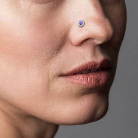 Zahnutý piercing do nosu - bílý opál | Šperky4U.eu 