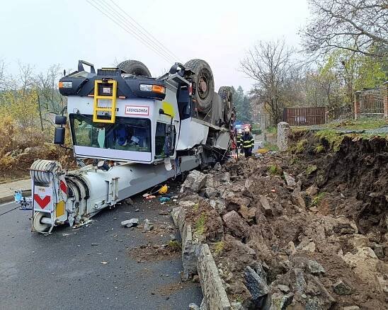 35tunový autojeřáb u Říčan zbořil zeď a převrátil se na střechu