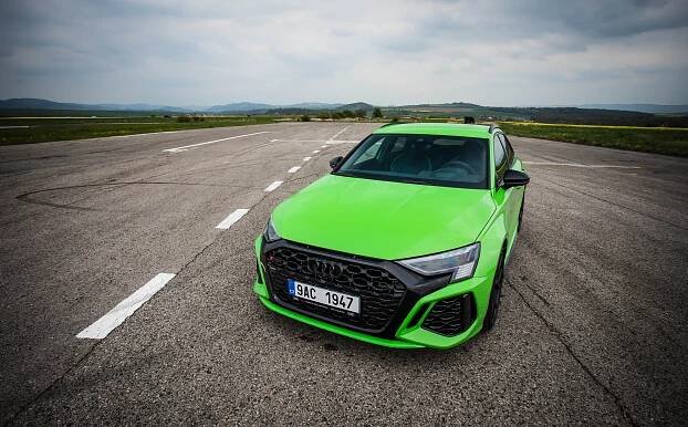 Nejnovější Audi RS 3 Sportback s pětiválcem s turbem je zelená šílenost za „rozumnou“ cenu