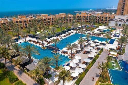 Bazén v ubytování DoubleTree by Hilton Resort & Spa Marjan Island nebo v jeho okolí