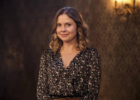 Ghosts - The Liquor License - Z filmu - Rose McIver