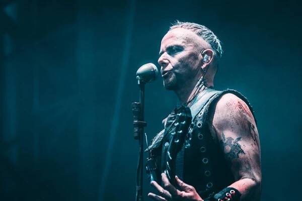 Rammstein v Praze: Provokatér Till Lindemann se jako terorista odpálil na pódiu