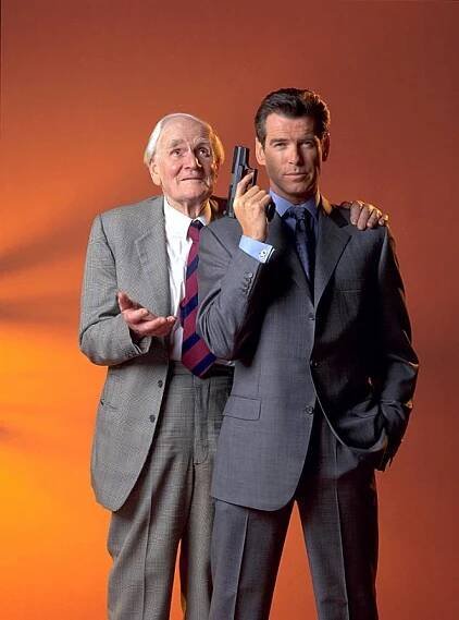 Jeden svět nestačí - Promo - Desmond Llewelyn, Pierce Brosnan