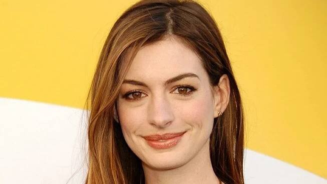 Anne Hathaway zranila při natáčení kaskadéra zbraní - Super.cz