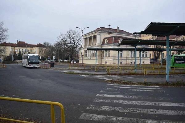 FOTO: Autobusové nádraží v Teplicích chátrá už přes 30 let. Co s ním bude?