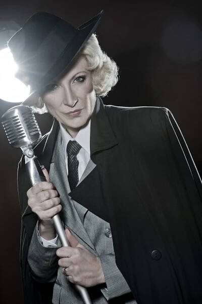 Takhle řádí padesátnice Renata Drössler jako Marlene Dietrich: Ukazuje výstavní stehna a hrudník v korzetu