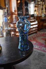 Nevšední starožitná foukaná váza z čirého průsvitného skla spirálovitě okrášlená modrozelenými vlákny - okolo r. 1900