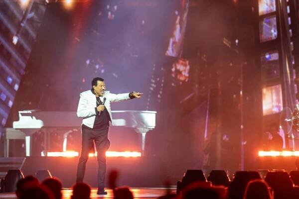 FOTOREPORT: Král milostných balad se vrátil do Prahy. Lionel Richie v O2 areně vzpomínal