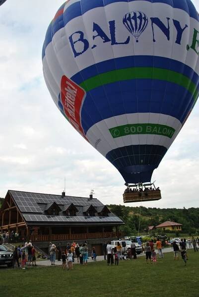 FOTO, VIDEO: Obr mezi balony letěl nad Břestkem. Unese 24 lidí