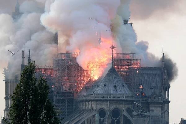 Chrám v plamenech, národ v slzách. Od požáru Notre-Dame uplynulo šest let