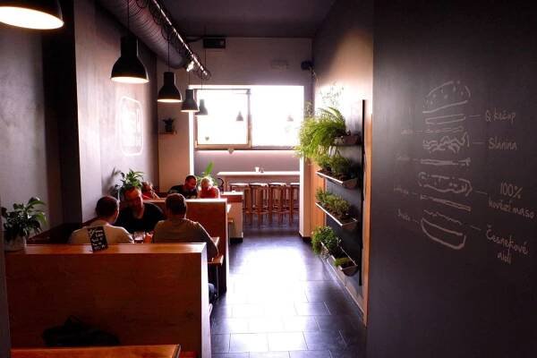 Interiér restaurace Q Burger bar v Jablonci nad Nisou