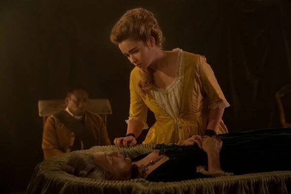 Nebezpečné známosti - Poraz je nebo padni - Z filmu - Lesley Manville, Alice Englert