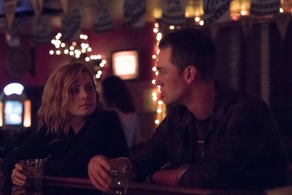 Ostré předměty - Pach - Z filmu - Amy Adams, Taylor John Smith