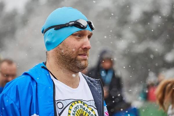 Sněžení otužilce neodradilo, na Boleváku se jich sešlo na dvě stovky