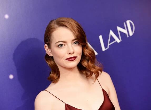 Emma Stone to v novém filmu celkem rozjíždí. BDSM a postelové scény! Máme to bez cenzury - JenProMuze