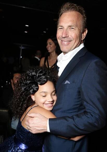 Jillian Estell, Kevin Costner - Black and White - Z akcí