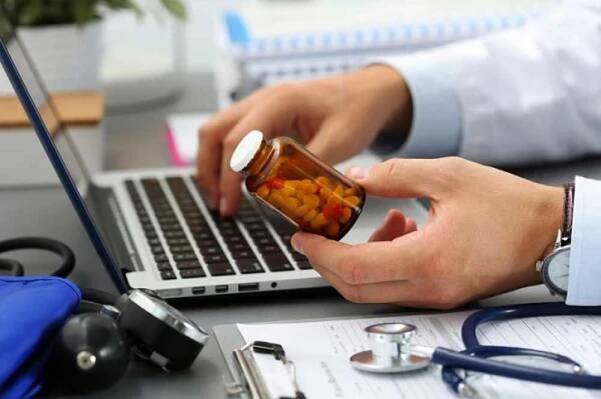 mužská medicína lékař ruce držet sklenici pilulek - analgetikum - stock snímky, obrázky a fotky