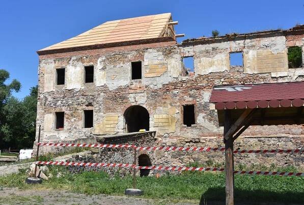 OBRAZEM: Ze zříceniny se stal skvost. Nadšenci obnovili půlku zámku v Pětipsech