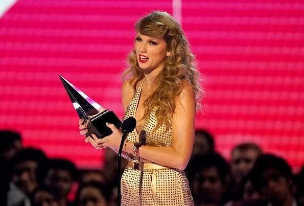 Taylor Swift’s Friendship With Blake Lively, Ryan Reynolds: Pics