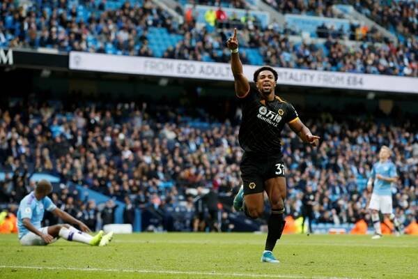 Manchester City doma senzačně prohrál a Liverpool už vede o osm bodů. Tottenham si uřízl ostudu