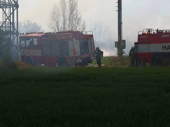 Požár ve skalách nad Vltavou zastavil vlaky i cyklisty. Zasahoval také vrtulník