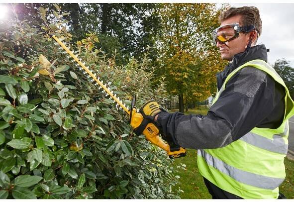 DeWALT DCM563P1 aku nůžky na živý plot – recenze | TestMagazin.cz