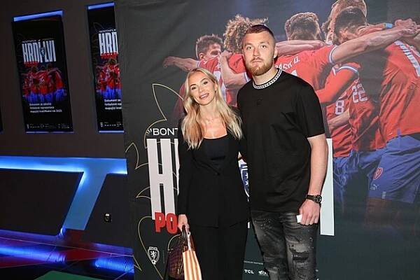 Sexy volejbalistka, školní láska či ring girl. Který český fotbalista má doma největší kočku? - Expres.cz