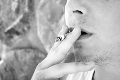 Mezi významné rizikové faktory vzniku nádorového onemocnění patří kouření a pití alkoholu, nízká úroveň hygienických návyků