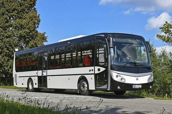 Český autobus, to není jen Karosa. SOR našel díru na trhu a busy staví už 34 let. Díky Karose vlastně ale tak trochu vznikl