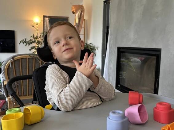 Na Martínka (3) se skládalo celé Česko: Už se sám posadí, raduje se po roce od operace tatínek!