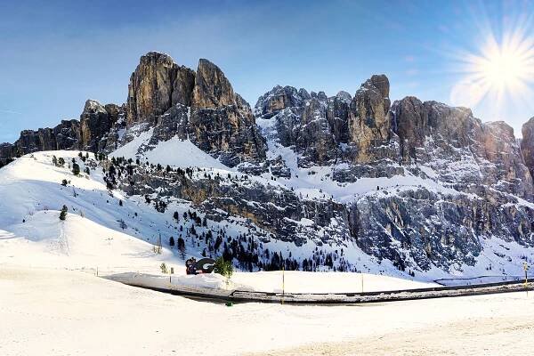 Spaß im Schnee im Dolomiti SuperSki Gebiet