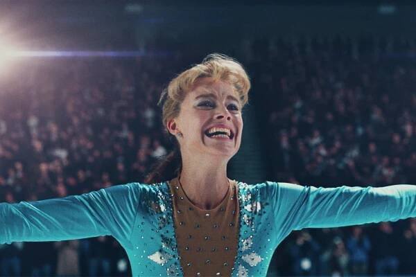 Tonya-Harding-(Margot-Robbie)-after-landing-the-triple-axel