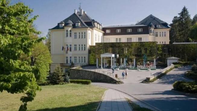 Sanatorium Moravan postavené ve 20. letech 20. století se nachází v poklidné části lázní a je obklopeno zelení lázeňského parku | foto:  Lázně Teplice nad Bečvou